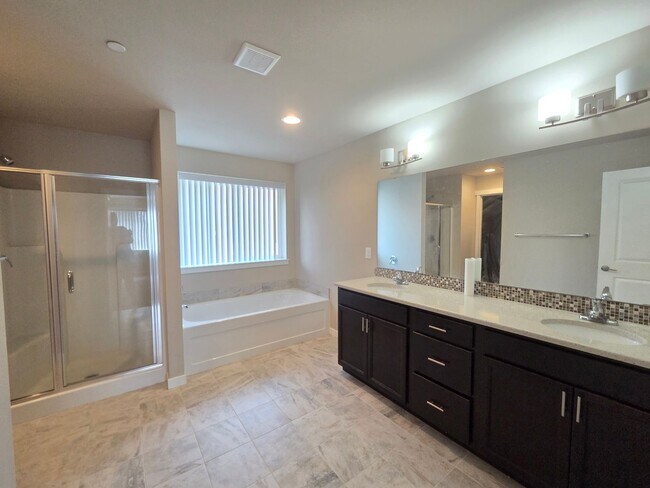 Building Photo - 2524 Jacaranda Ave