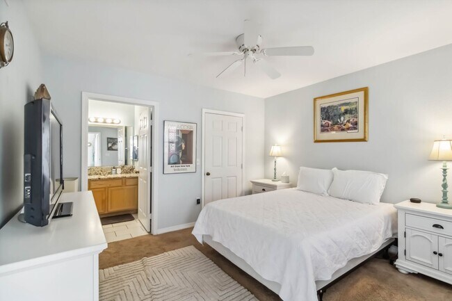 Building Photo - Beautiful turnkey ready 2/2 unit available starting January 2026