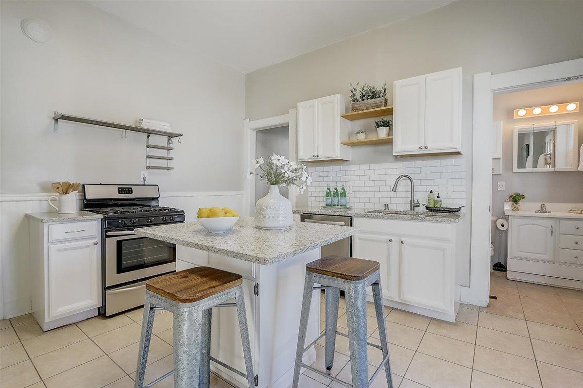 Kitchen - 1512 E Irving Plz