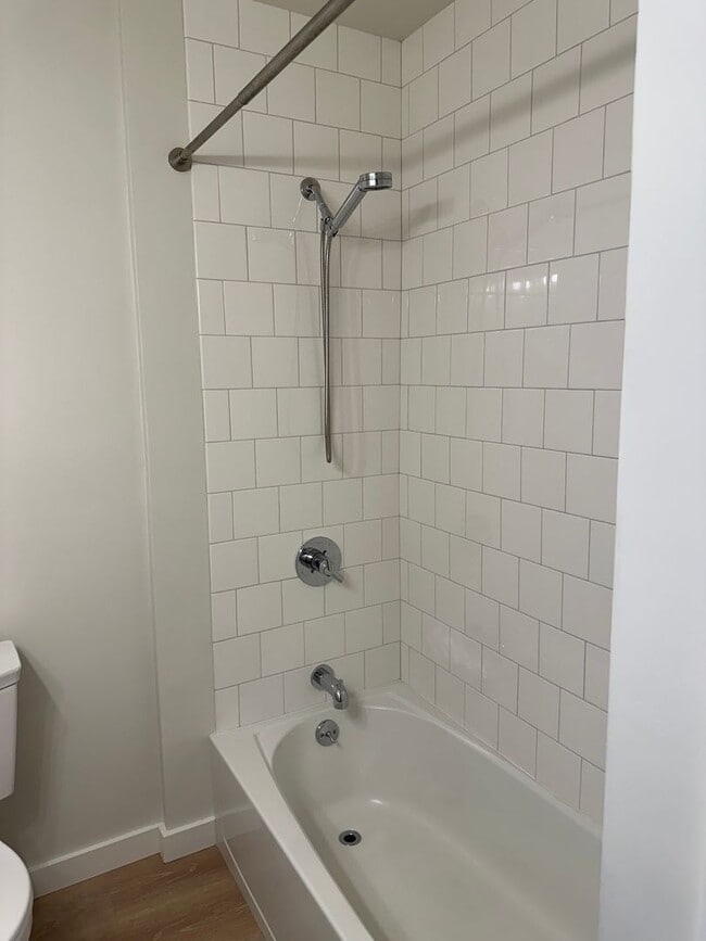 Building Photo - Beautiful high end 1 bedroom duplex with office!