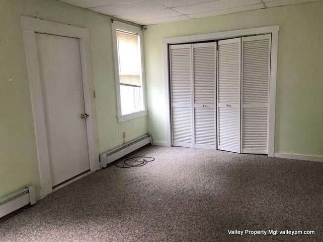 Building Photo - 697 Main St