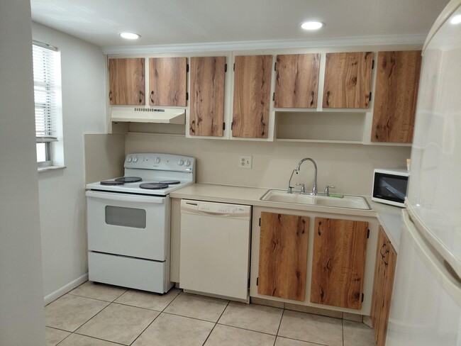 Building Photo - 6850 Royal Palm Blvd