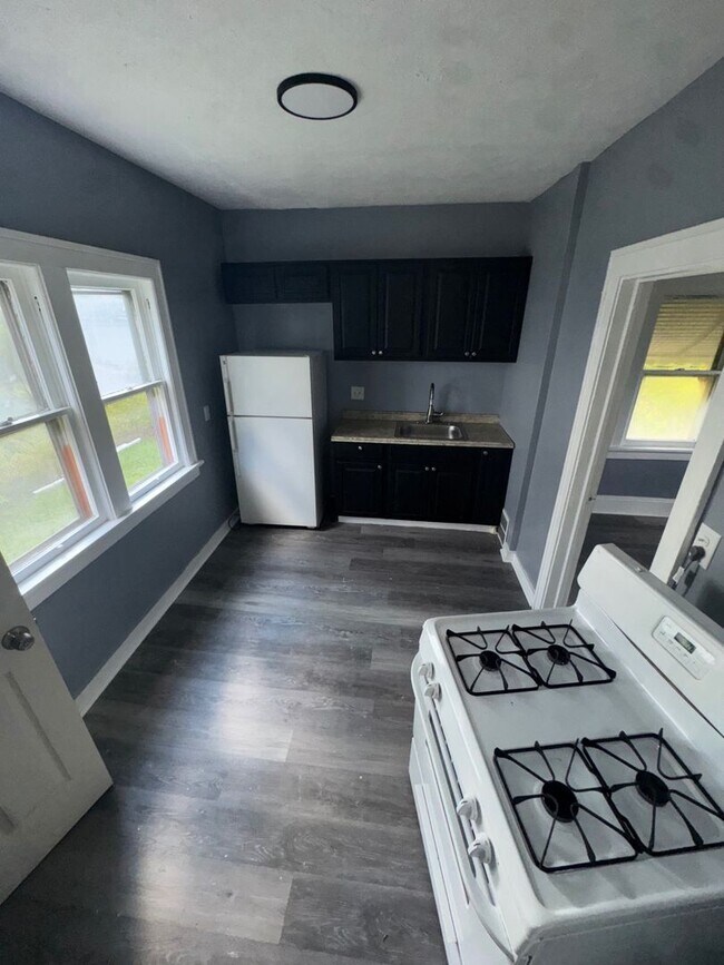 Building Photo - Charming 3-Bedroom Property in Prime Location (SECTION 8 VOUCHERS ACCEPTED)