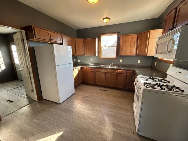 Building Photo - Two bedroom single family house within walking distance of Blessing Hospital.