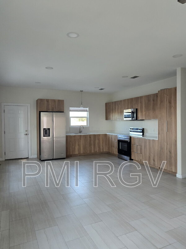 Building Photo - 2912 E Israel Ave