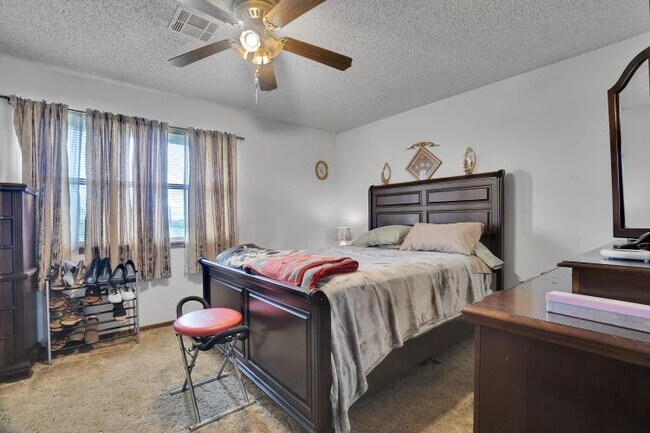 Building Photo - 922 SW 60th St