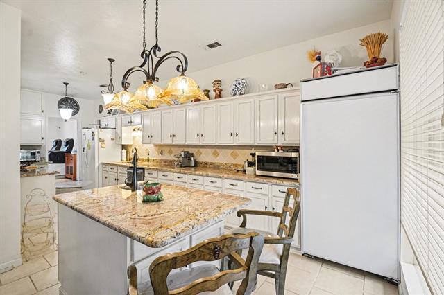 Building Photo - 14140 Hillcrest Rd