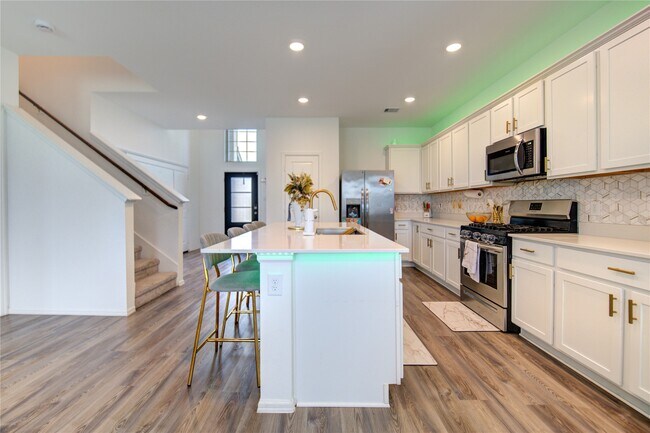 Building Photo - 26627 Ledgemont Dr