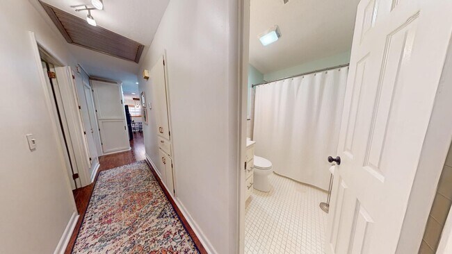 Building Photo - Super Cute One Level Home 1 mile from Toom...