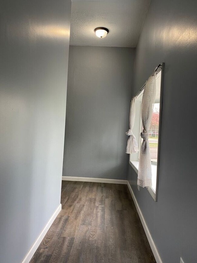 Building Photo - 1 bedroom MAIN floor apartment in Niles