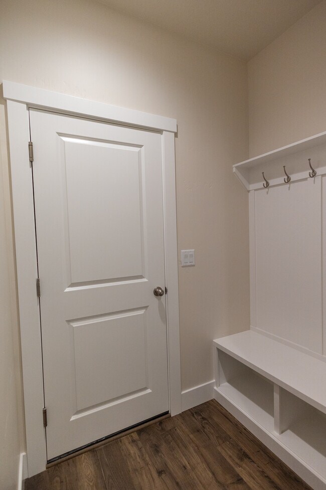 Building Photo - 5558 W Aralia Dr