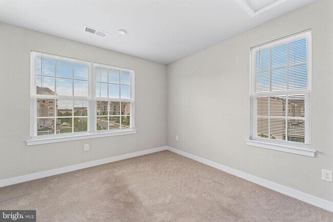 Building Photo - 2 Sparrow Cir