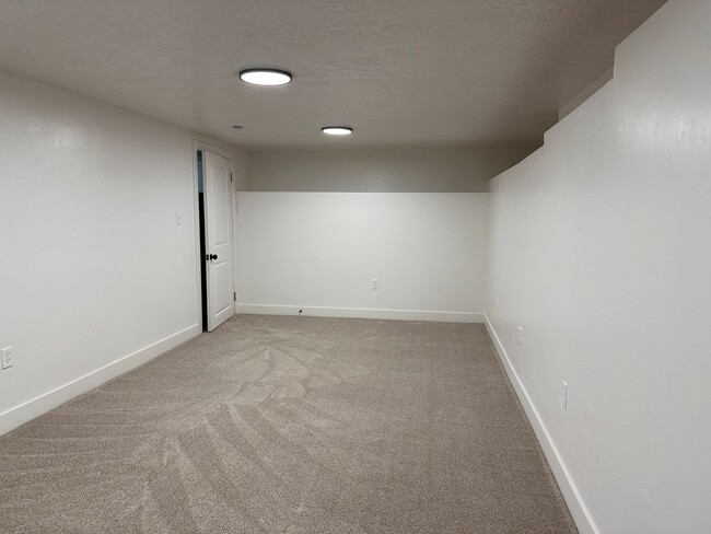Building Photo - 3 Bedroom Home with 2 Car Garage