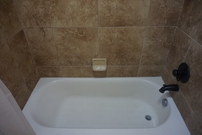 Building Photo - Gorgeous 4 Bedroom Sandy Home "Pet Friendly"