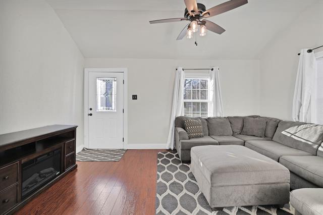 Building Photo - 209 N Texas Dr