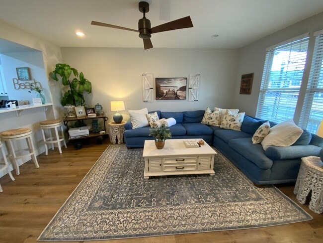 Building Photo - Fully Furnished Townhouse with Lake Views