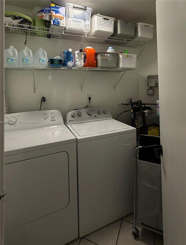 Building Photo - 9437 Fontainebleau Blvd