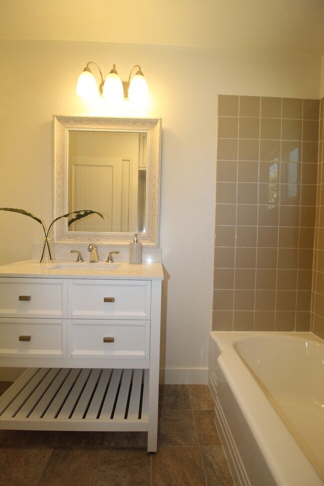 Building Photo - Charming Midtown Ventura Home- 3 Bedroom + 1.75 Bath