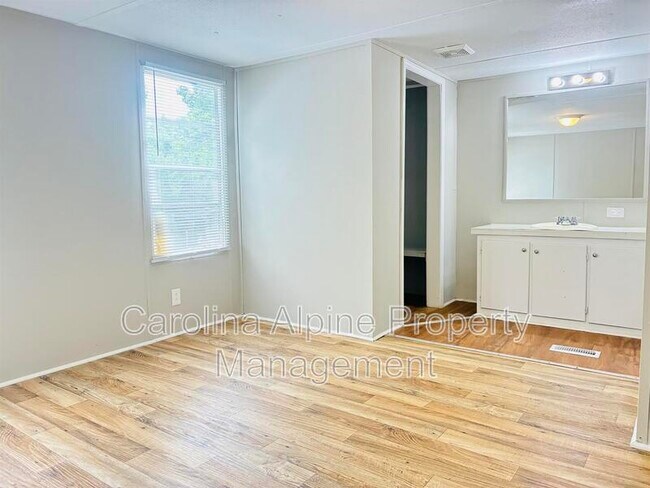 Building Photo - 143 Bluebird Ln