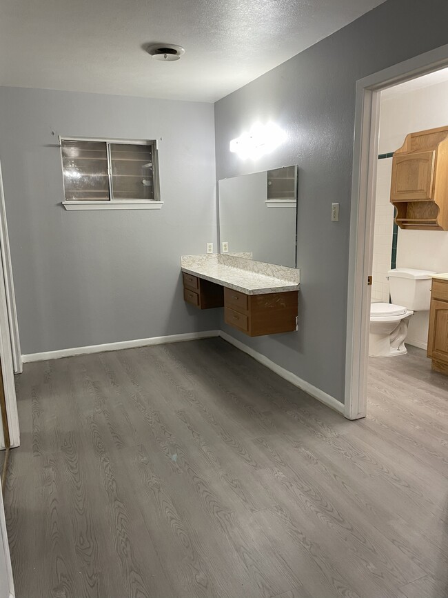 Building Photo - 1305 Peterson Dr