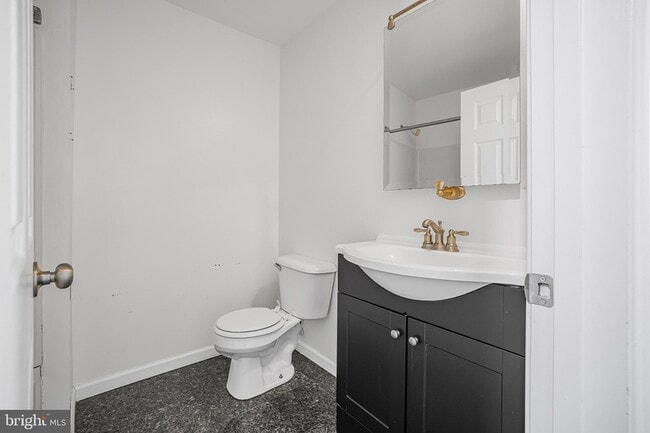 Building Photo - 609 W 9th St