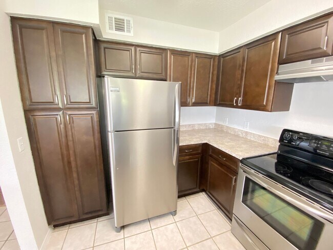 Building Photo - Second Floor Apartment with Balcony View! ...