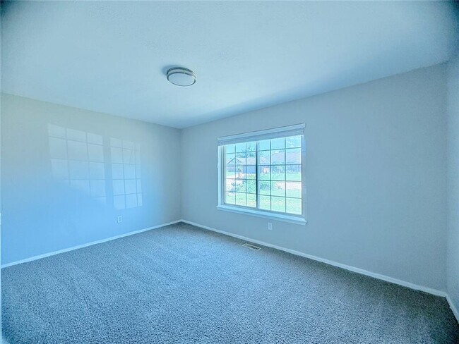 Building Photo - 121 W Vail Dr