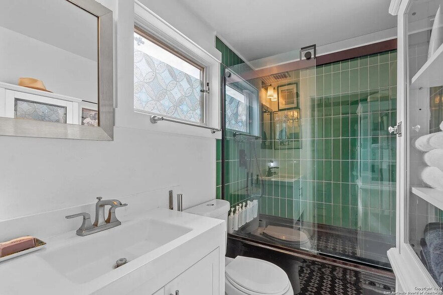 Upstairs full bathroom - 331 Simon