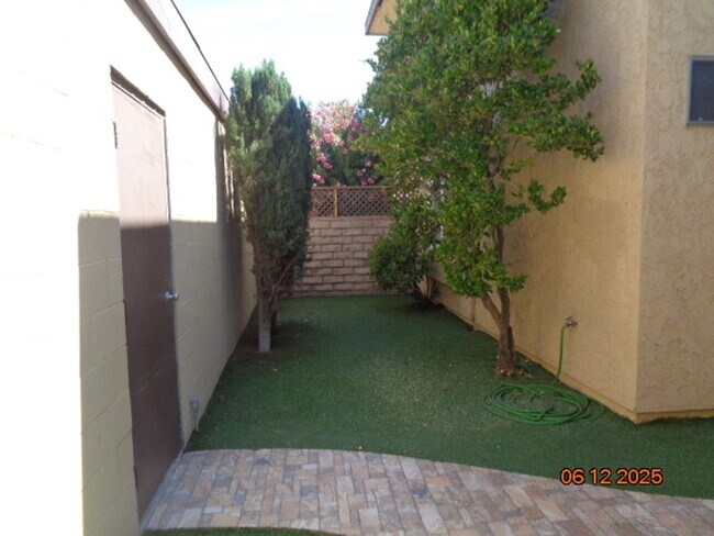 Building Photo - Single Story Condo in Park Somerset complex