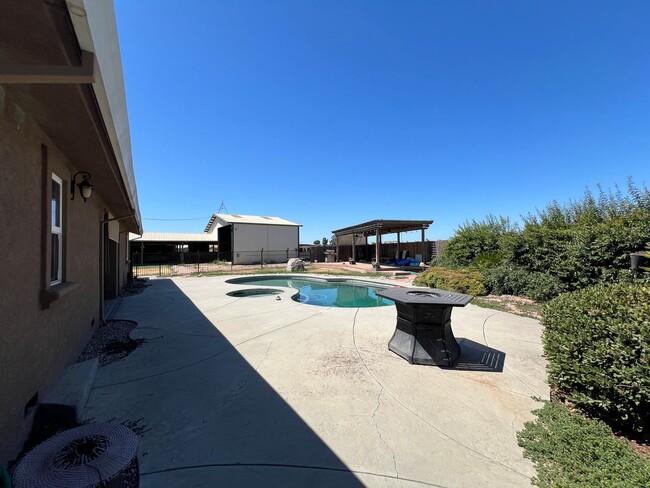 Building Photo - Stunning Country property in Oakdale!