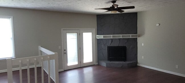 Building Photo - Clean 3 bedrooms, 2 baths, single garage w/remote control, and fenced yard!!