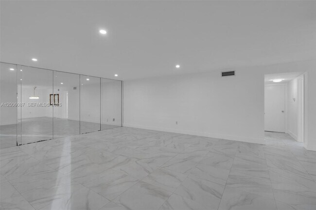 Building Photo - 11960 NE 19th Dr