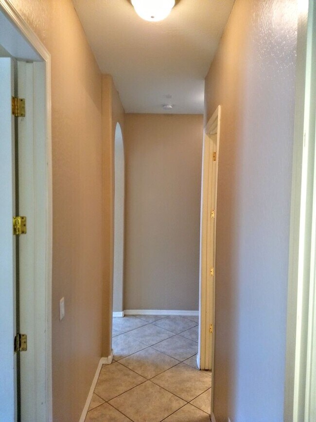Building Photo - HUGE 5 bedroom, 3 bathroom in Glendale