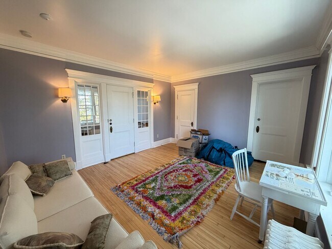 Building Photo - Beautiful 4 Bedroom/2 Bathroom Second Floor Apartment in East Duluth Mansion with Utilities Inclu...