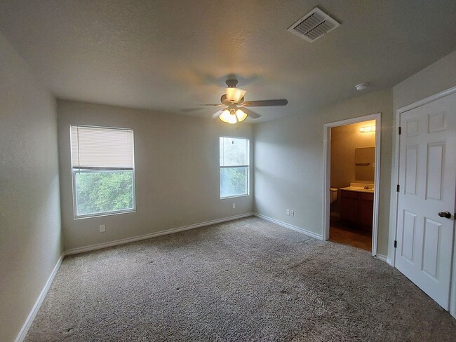 Building Photo - $300 OFF Move IN!! Beautiful townhome! 3 B...