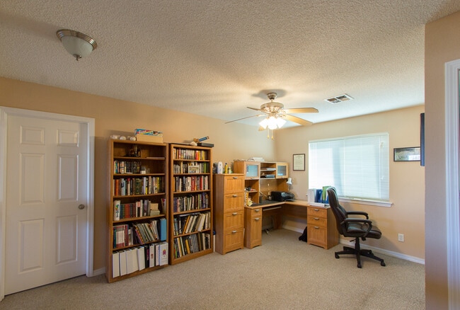 Building Photo - BEAUTIFUL EASTSIDE HOME WITH POOL