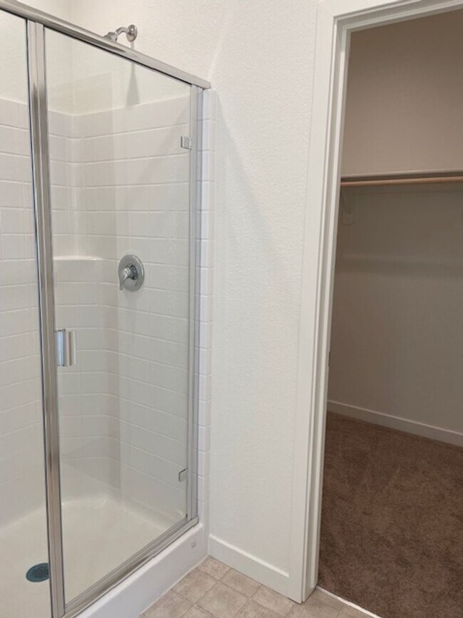 Building Photo - Stylish New-Construction Rental Near UC Me...
