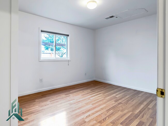 Building Photo - 315 SE Park Ave