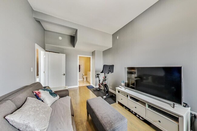 Building Photo - 2BD/2BTH PENTHOUSE  WITH PRIVATE TERRACE I...