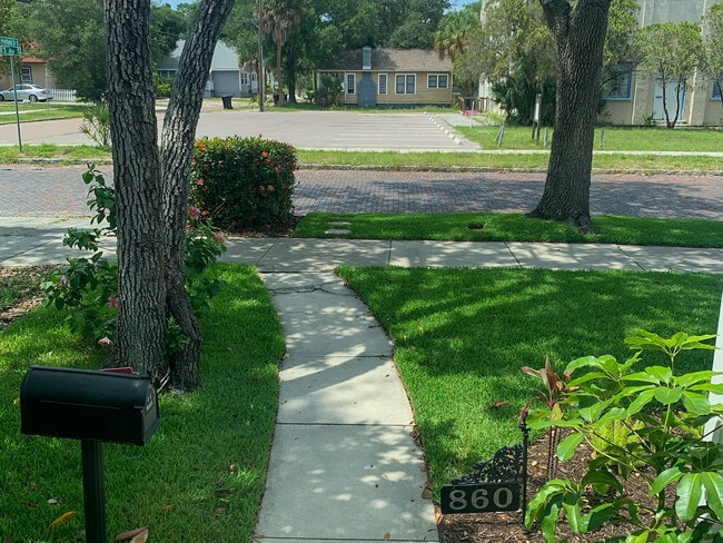 Building Photo - 860 13th Ave S