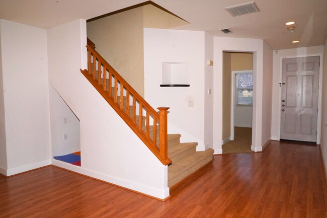Building Photo - Beautiful 4 bed/ 3.5 bath in Natomas!