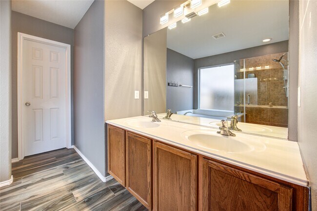 Building Photo - 5711 Kenwood