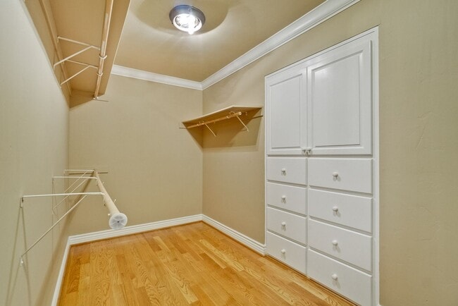 Building Photo - Stunning two-story spacious home on tranquil tree-lined street.