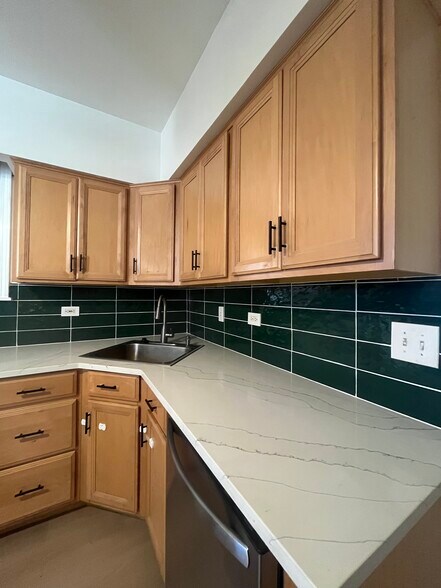 Building Photo - 1655 N Artesian Ave