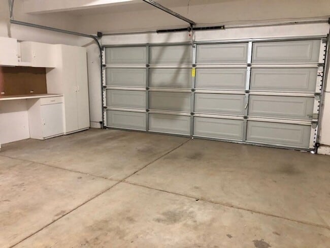 Building Photo - Spacious and beautiful 3 bedroom 2.5 bath ...
