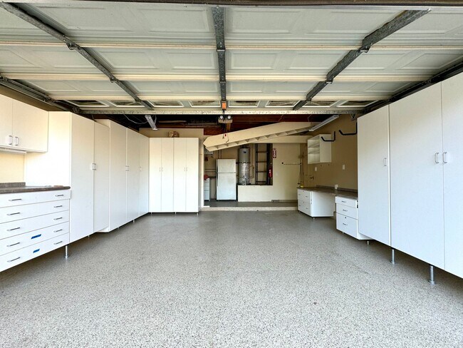Building Photo - 3027 Oakwood Ln