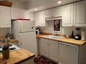 Building Photo - 2059 Desmond Dr