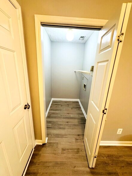 Building Photo - 5551 Robmont Dr