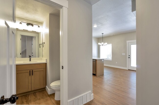 Building Photo - Stunning 3 Bed - 2.5 Bath Townhome in Amaz...