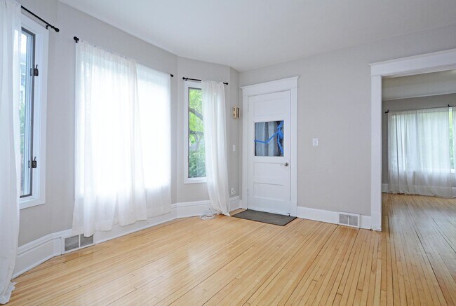 Building Photo - Beautiful 3-Bed 1.5-Bath Home Available Now in St. Paul!